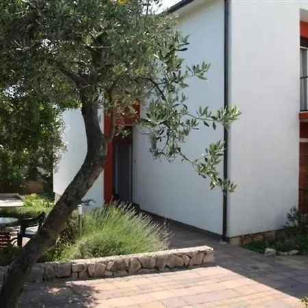 Tihana Mit Mediterranem Garten