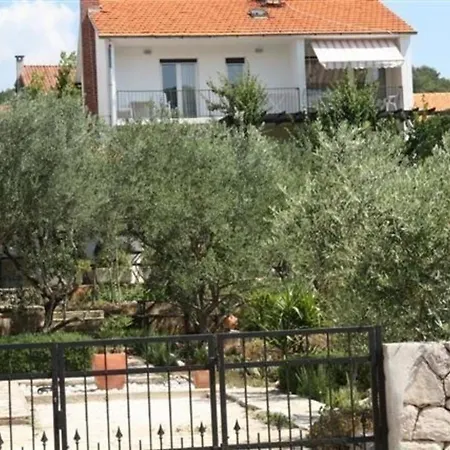 Daire Tihana Mit Mediterranem Garten *