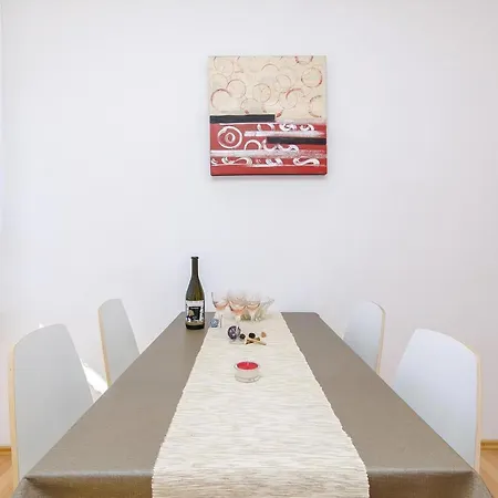 Tihana Mit Mediterranem Garten *