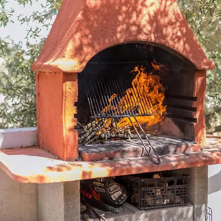 Tihana Mit Mediterranem Garten