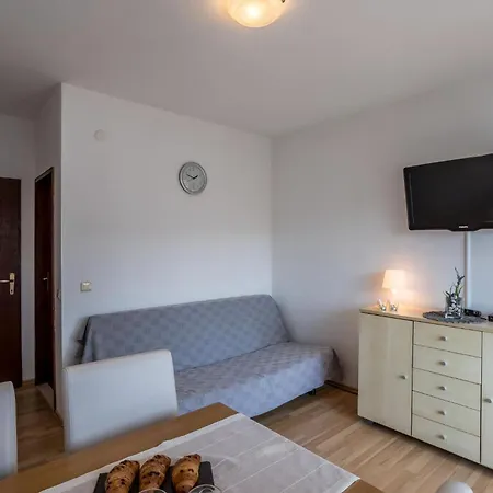 Apartment Tihana Mit Mediterranem Garten