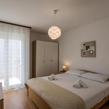Apartment Tihana Mit Mediterranem Garten
