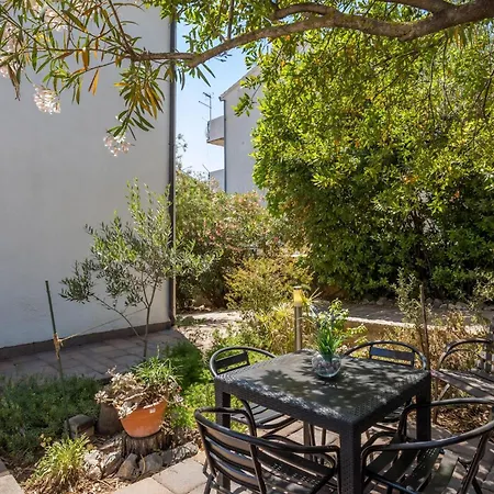 Apartment Tihana Mit Mediterranem Garten *